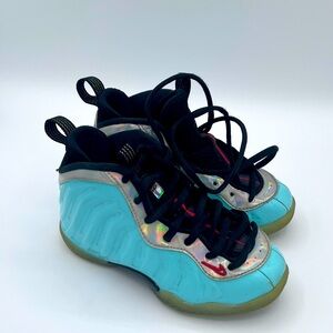 Kid, Nike posite used size 11c color black and blue condition used.
